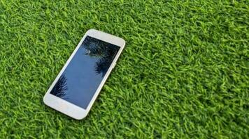 Smartphone auf Grün Gras mit Kopieren Raum foto