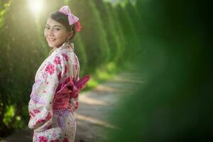 schön jung Frau tragen japanisch traditionell Yukata foto