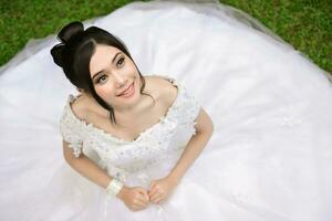 hübsches Mädchen im Hochzeitskleid foto