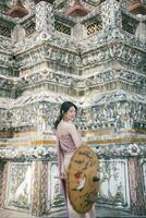 schön asiatisch Mädchen im thailändisch traditionell Kostüm beim Tempel foto