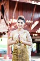 schönes thailändisches Mädchen in traditioneller thailändischer Tracht foto