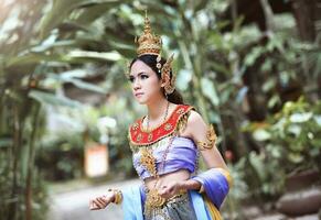 schönes thailändisches Mädchen in traditioneller thailändischer Tracht foto