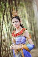 schönes thailändisches Mädchen in traditioneller thailändischer Tracht foto