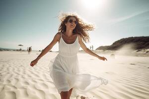 ein Mädchen tragen Sonnenbrille und ein Weiß Sommer- Kleid Spaziergänge auf das Strand. generativ ai foto