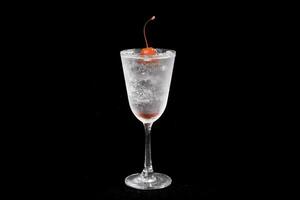 Gin Tonic Cocktail auf schwarz Hintergrund, selektiv Fokus, Sanft Fokus. foto