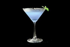 Blau Lagune oder Blau Hawaii Cocktail - - ein Sommer- alkoholisch trinken mit Wodka, Tonic, und Wasser auf schwarz Hintergrund foto