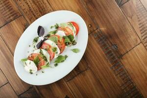 Salat mit Mozzarella Käse und Tomaten foto