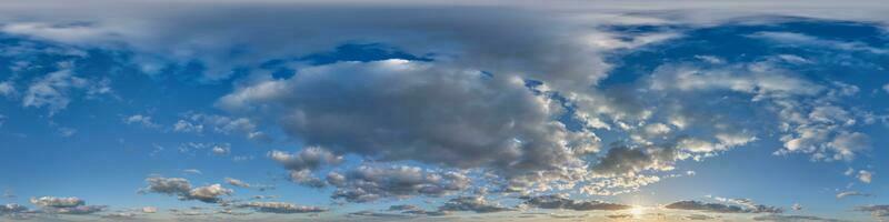 blauer sonnenuntergangshimmel mit wolken als nahtlose hdri 360-panoramaansicht mit zenit im sphärischen gleichrechteckigen format zur verwendung in 3d-grafiken oder spielentwicklung als himmelskuppel oder drohnenaufnahme bearbeiten foto