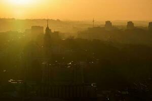 Silhouetten von Stadt Gebäude im das Licht von das Morgen Sonne foto