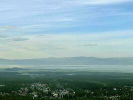 Aussicht von das Dorf von Arschan im das Dunst. Senke von das Sayan Berge. Burjatien. Russland. foto