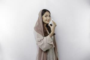 ein vorsichtig asiatisch Muslim Frau tragen ein Maske wie ein vorbeugend zum covid-19 foto