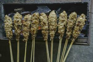 stillen bunt oder Satay bunt ist Satay gemacht von gehackt Hammelfleisch eingewickelt im Hammelfleisch Fett ist Sein gegrillt auf Holzkohle foto