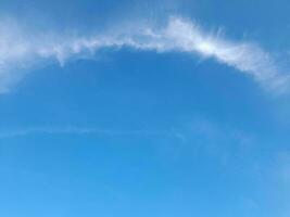 Weiß Wolken auf das Blau Himmel perfekt zum das Hintergrund foto