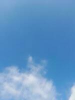 schöne weiße Wolken auf tiefblauem Himmelshintergrund. Große, helle, weiche, flauschige Wolken bedecken den gesamten blauen Himmel. foto