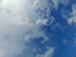 schön grau Wolken auf Himmel Hintergrund. groß hell Sanft flauschige Wolken sind Startseite das ganz Blau Himmel. foto