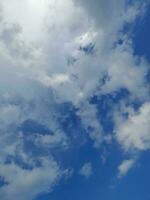 schön grau Wolken auf Himmel Hintergrund. groß hell Sanft flauschige Wolken sind Startseite das ganz Blau Himmel. foto