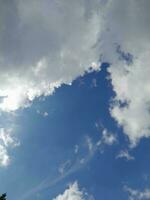 schöne weiße Wolken auf tiefblauem Himmelshintergrund. Große, helle, weiche, flauschige Wolken bedecken den gesamten blauen Himmel. foto