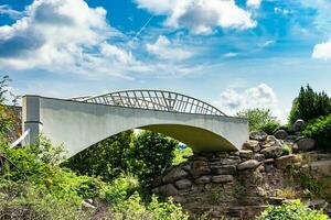 schön stehende alte Holzbrücke über den Fluss in farbigem Hintergrund hautnah foto