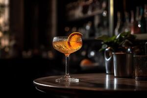 ein Cocktail Glas mit ein Orange Scheibe auf oben Cocktail auf ein Bar Schalter. ai generiert foto