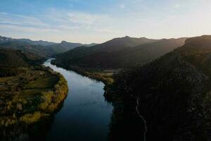 ebro Fluss von miravet Schloss beim Sonnenuntergang foto