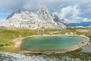 Seen in der Nähe von das drei Spitzen von lavaredo foto