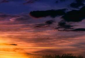 Sommer- Himmel im Abend, das schön Sonnenuntergang Himmel Aussicht mit das bunt Wolken und warm Beleuchtung mit wolkig im das Himmel foto