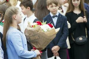 Weißrussland, Gomel Stadt, kann 30, 2019 zuerst Tag beim Schule. Schulkinder mit Blumen. foto