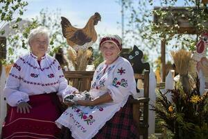 08 29 2020 Weißrussland, lyaskovichi. Feier im das Stadt. Alten slawisch Frauen im National Kleid. foto
