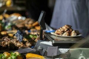 gebraten Kebabs im ein Teller auf das Waage. Straße Lebensmittel. foto