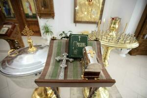 ein Kirche Tabelle mit ein Bibel und Kirche Lieferungen. foto