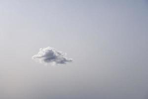 weiße Wolke am Himmel foto