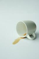 Tasse von Kaffee verschüttet auf Weiß Hintergrund foto