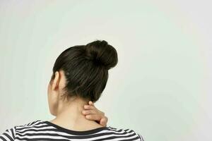 krank Frau Kopfschmerzen schmerzlich Syndrom Beschwerden isoliert Hintergrund foto