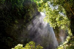 schön Wasser Spritzen Wasserfall foto