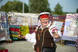 08 29 2020 Weißrussland, lyaskovichi. ein Urlaub im das Stadt. ein Frau im slawisch National Kleid ist Tanzen. foto