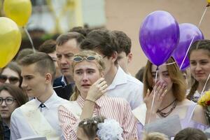 Weißrussland, das Stadt von Gomel, kann 30, 2019. Abschluss beim Schule. ein Gruppe von Schule Absolventen sind Weinen. foto