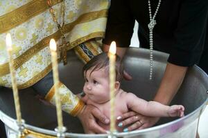 Weißrussland, Gomil, Juli 15, 2020. Kirche im das Stadt. das Ritus von orthodox Taufe. das Kind ist gegossen mit Wasser. Neugeborene Taufe foto