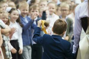 Weißrussland, Gomel, kann 30, 2019 Abschluss beim Schule und zuletzt Glocke. Schüler Junge Ringe das Glocke. foto