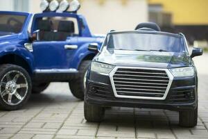 Kinder- Spielzeug schwarz und Blau Autos auf das Straße. foto