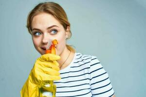 Frau gestreift T-Shirt Waschmittel Reinigung Hausarbeit Innere Licht Hintergrund foto