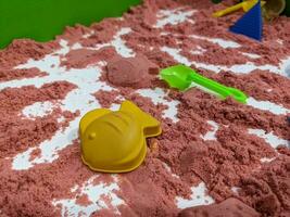 rot Sand bauen zum Kind Spielzeuge mit Formteil. Foto ist geeignet zu verwenden zum Spielzeuge Hintergrund und Kind Bildung Inhalt Medien