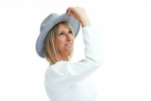 Bild von blond Frau isoliert Über Weiß Hintergrund tragen Hut foto