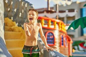 Bild von jung Junge spielen im draussen aqua Park foto