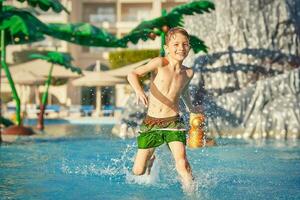 Bild von jung Junge spielen im draussen aqua Park foto