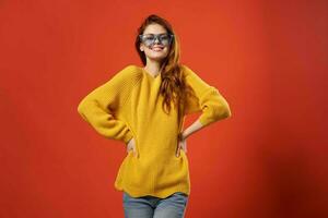 heiter Frau im Gelb Sweatshirt Blau Brille posieren Studio foto