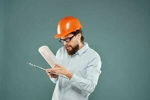 Arbeiter Mann im Orange Farbe Hemd Sicherheit Fachmann Arbeit foto