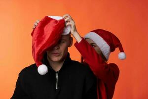 Mann und Frau tragen Weihnachten Hüte Weihnachten Urlaub Freundschaft foto