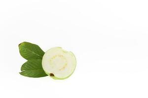 Guaven auf weißem Hintergrund foto