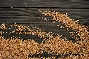 Getreide im ein Tasche Essen natürlich Zutaten Holz Hintergrund foto