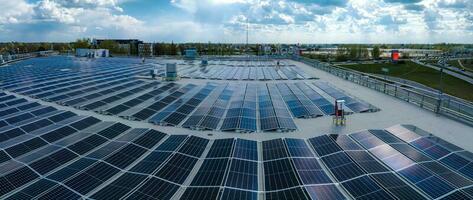Nahansicht von Solar- Zelle Bauernhof Leistung Pflanze Öko Technologie. foto